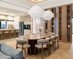 Овальный обеденный стол в шпоне